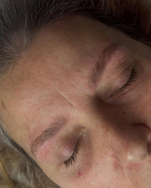 Esthéticienne browlift